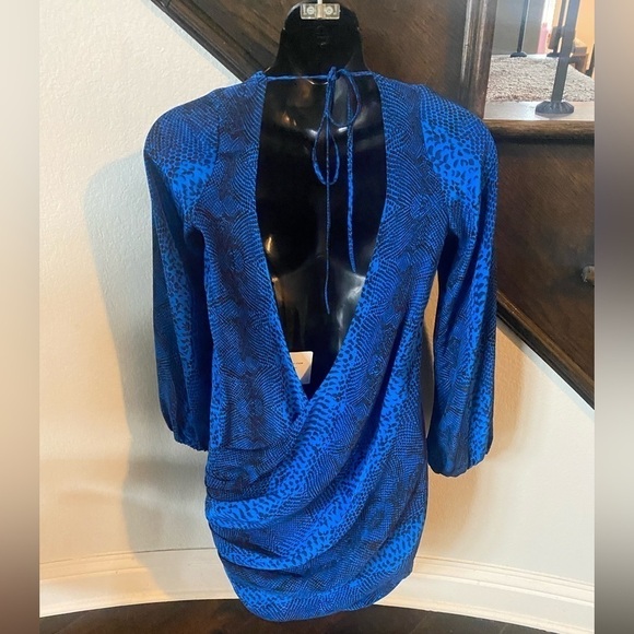 Jay Godfrey silk blue snakeskin/crocodile print long blouse sz 6, back cut out - Picture 3 of 4